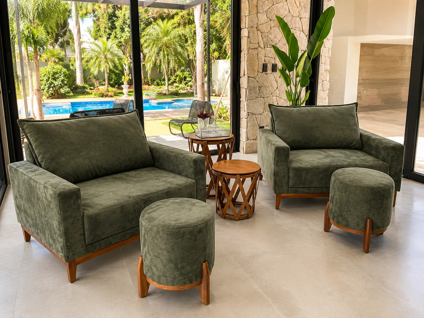 Poltronas e pufes verdes da Em Cena em uma sala de cliente com vista para o jardim