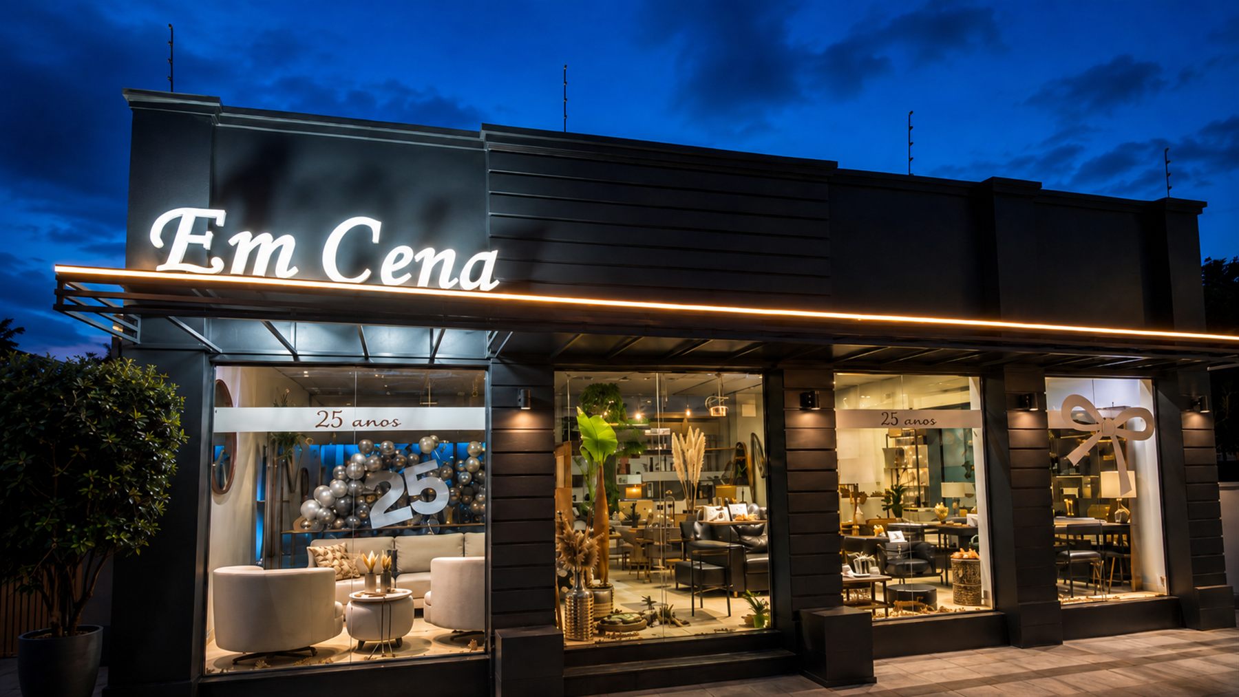 Fachada do showroom da Em Cena iluminada à noite, na R. Gen. Osório, 1726, em São Borja/RS