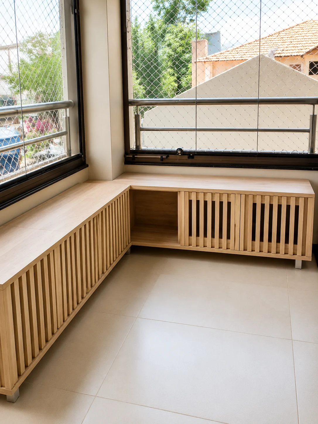 Móvel sob medida para organizar a rotina de um gato, com áreas para higiene, alimentação e armazenamento