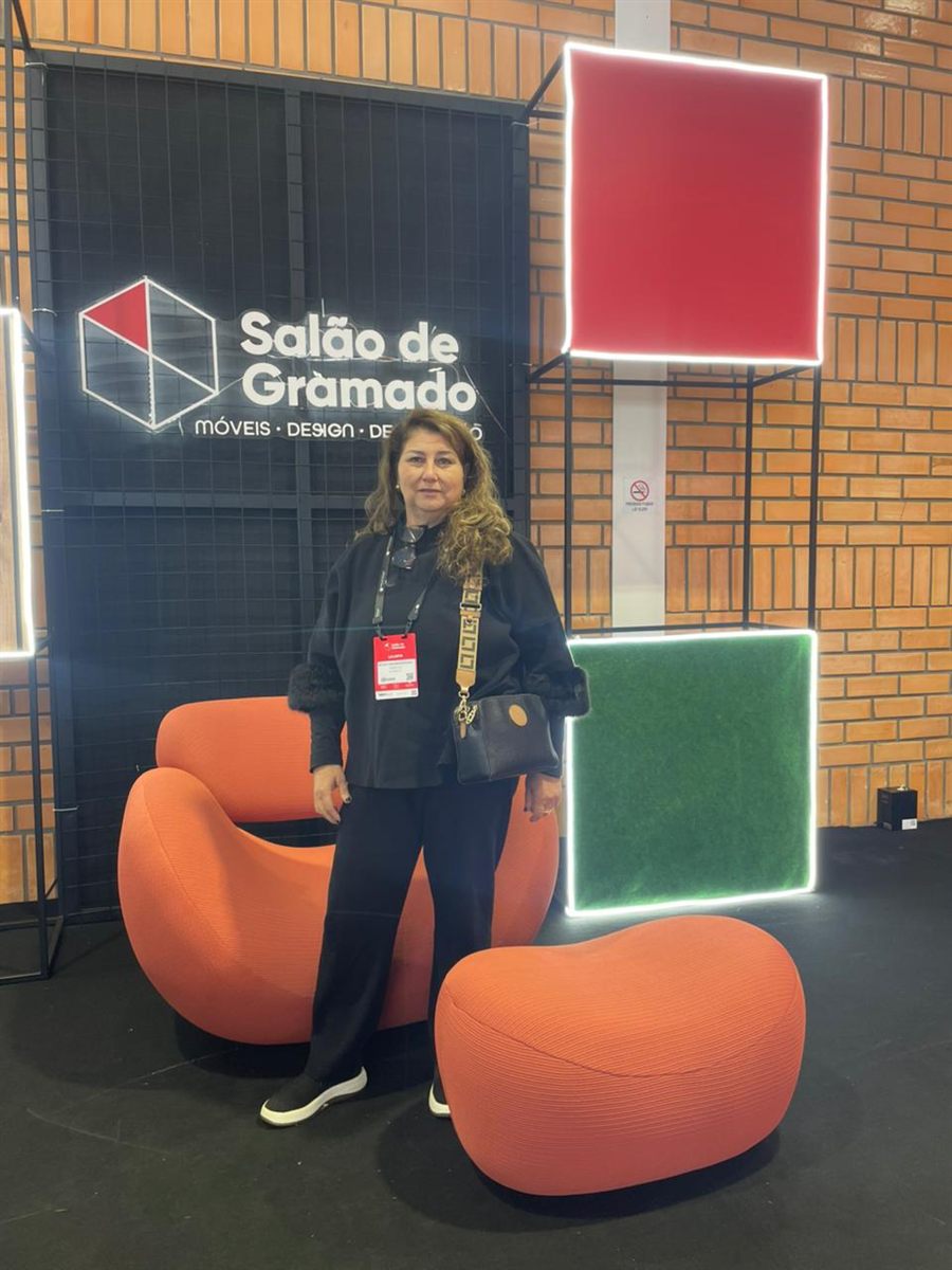 Sandra, projetista da Em Cena, no Salão de Gramado — feira de móveis e marcenaria